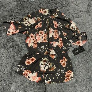 Floral blouse size Medium gray pink NEW